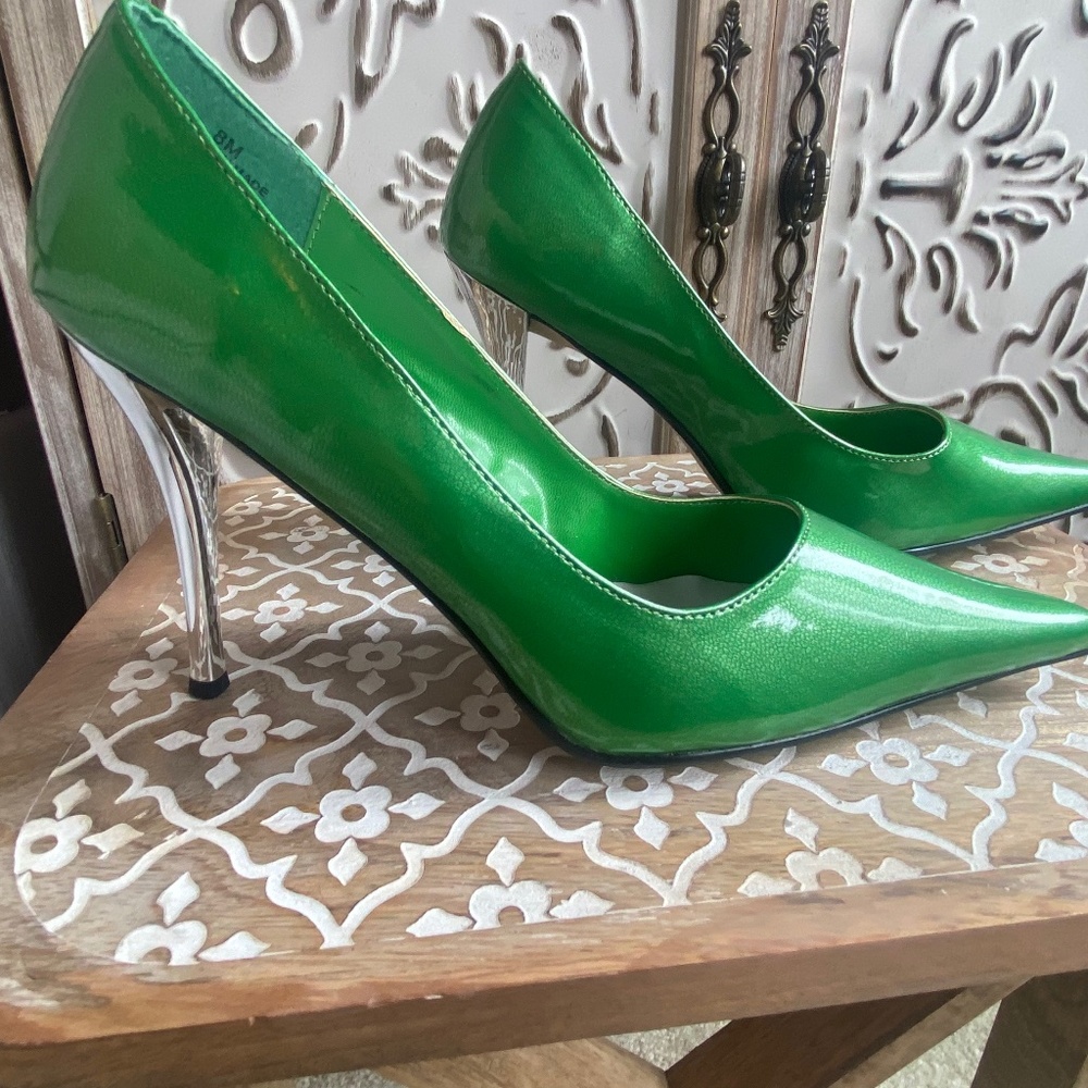 NWT Pierre Dumas Heels in Kelly Green, Size 8